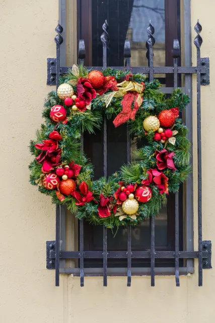 なぜクリスマスリースを飾るの？その理由と楽しみ方